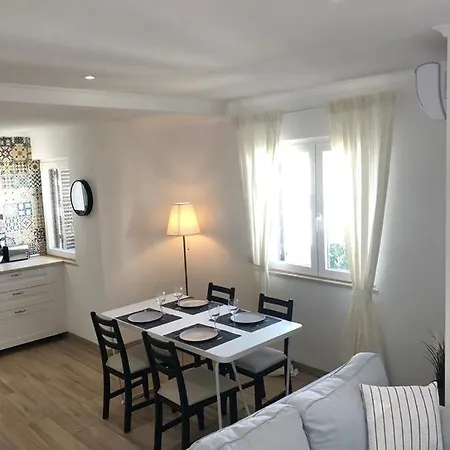 Apartment Rolas